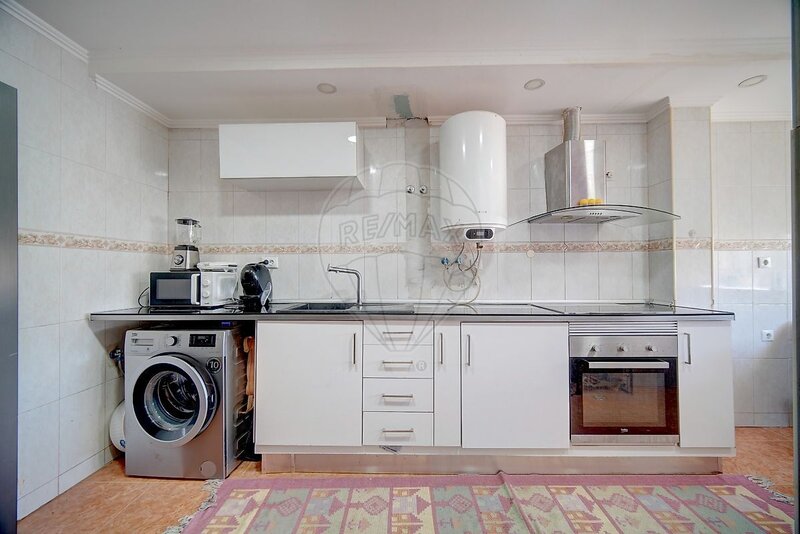 Apartamento T2 à venda em Camarate, Unhos e Apelação, Loures RE/MAX Portugal