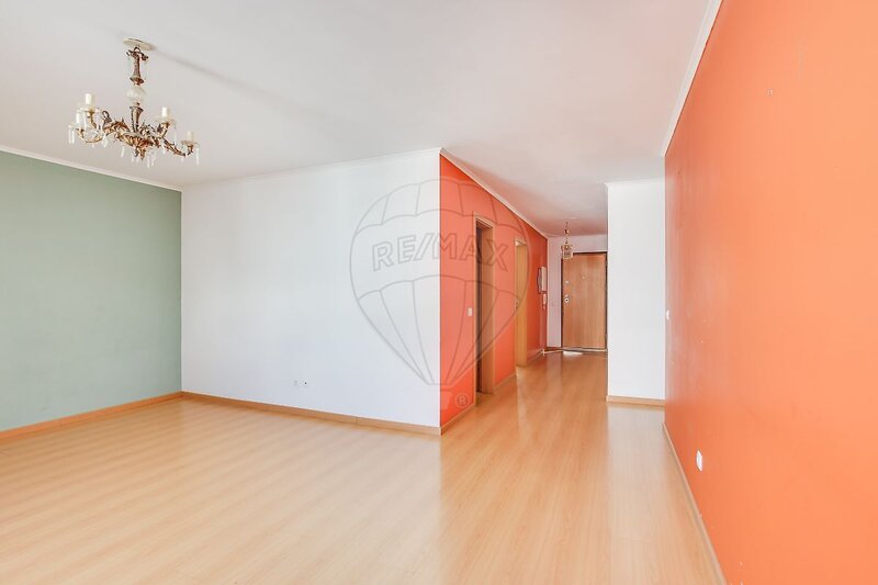 Apartamento T2 à venda em Santa Clara, Lisboa RE/MAX Portugal