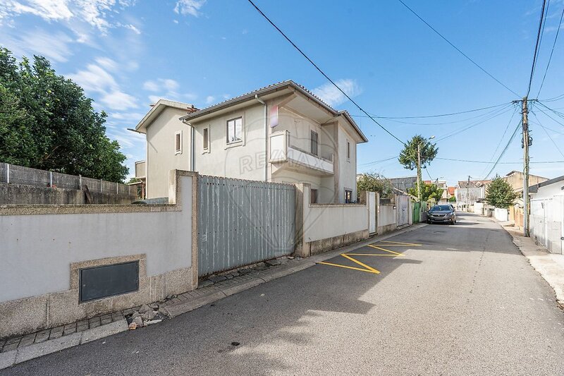 Moradia T4 à venda em Custóias, Leça do Balio e Guifões, Matosinhos RE/MAX Portugal