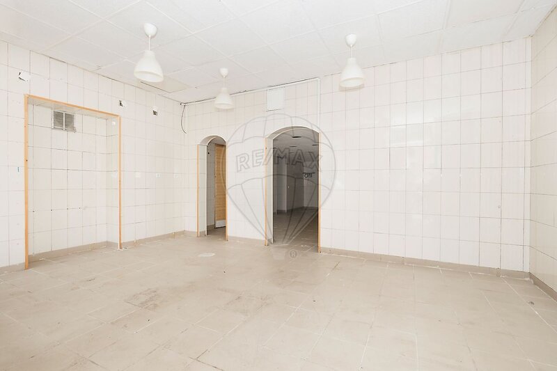 Loja à venda em Mina de Água, Amadora RE/MAX Portugal