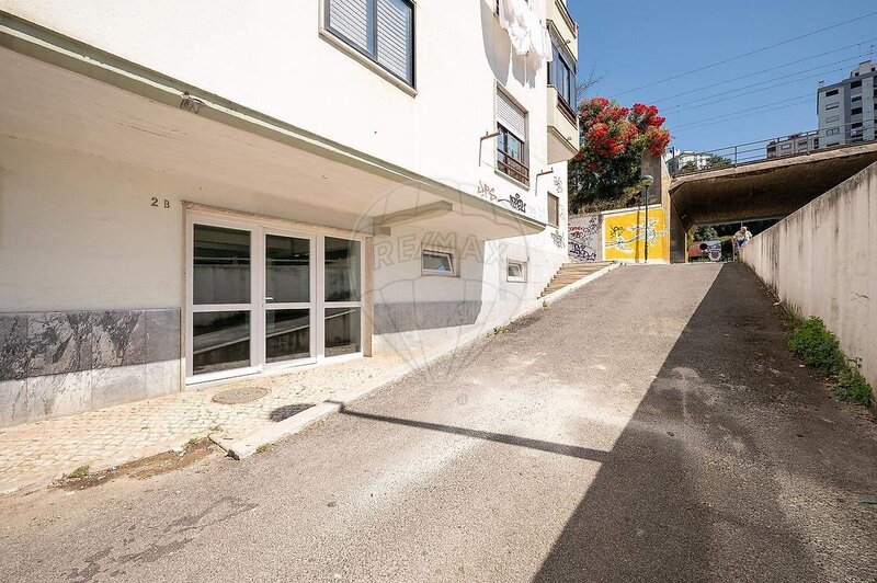 Loja à venda em Rio de Mouro, Sintra RE/MAX Portugal