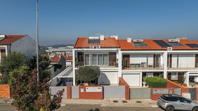 Moradia T3 à venda em Ribeirão, Vila Nova de Famalicão RE/MAX Portugal