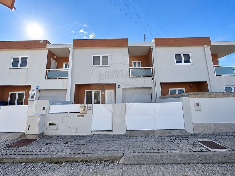 Moradia T3 à venda em Gondifelos, Cavalões e Outiz, Vila Nova de Famalicão RE/MAX Portugal