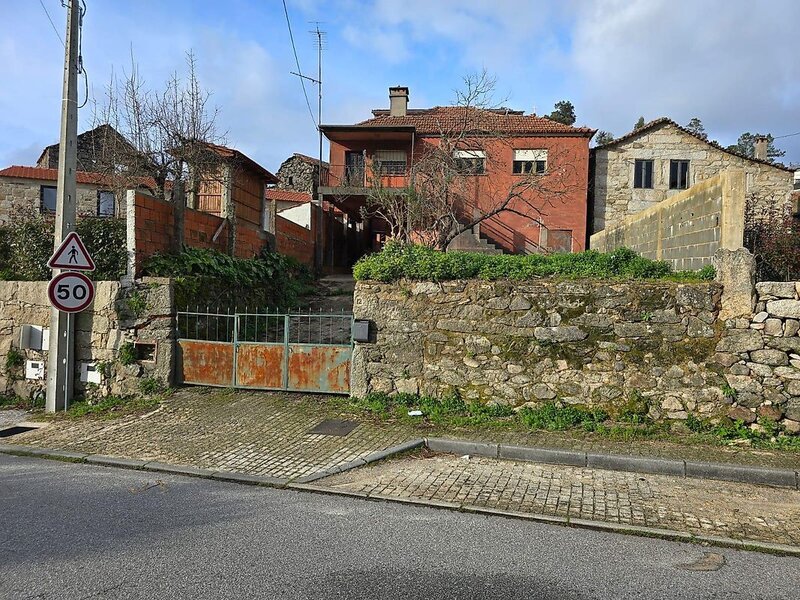 Moradia T6 à venda em Arca e Varzielas, Oliveira de Frades RE/MAX Portugal