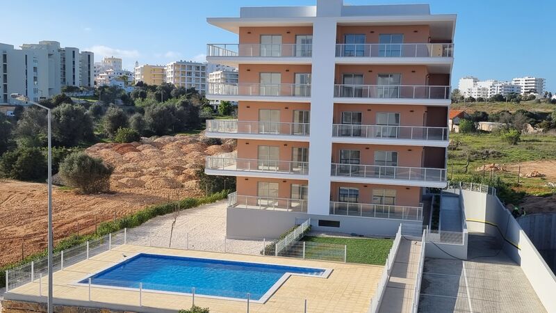 апартаменты новые T1+1 Praia da Rocha Portimão - пол с подогревом, вид на море, веранды, веранда, бассейн, сад, система кондиционирования
