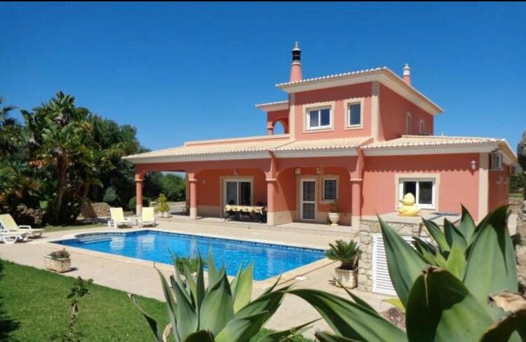 Moradia de luxo V3 Sesmarias Lagoa (Algarve) - lareira, vista serra, bbq, vidros duplos, terraço, ar condicionado, arrecadação, piscina, jardim, painel solar