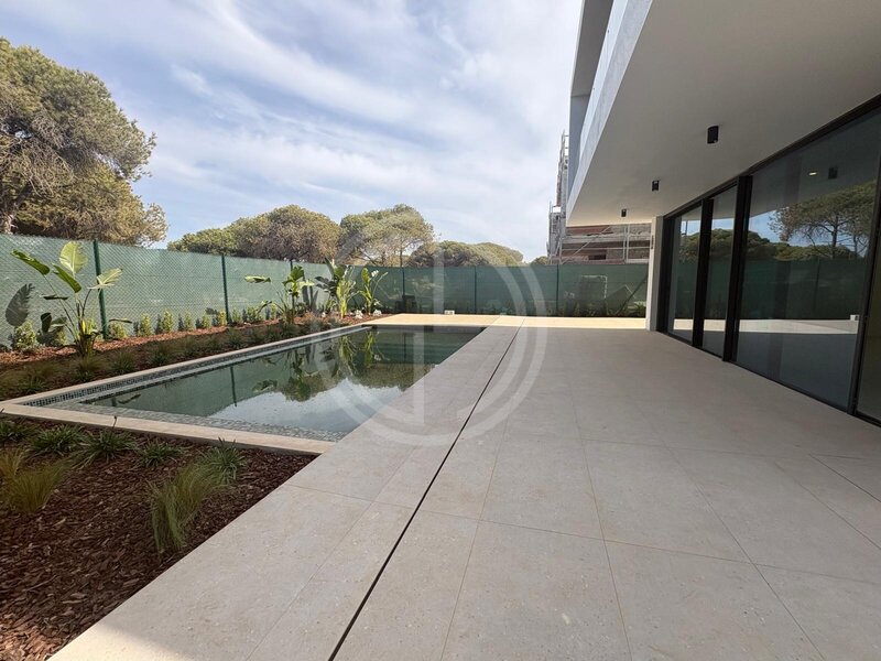 Moradia T4 com piscina, elevador e garagem de 60m² - Montenegro, Faro