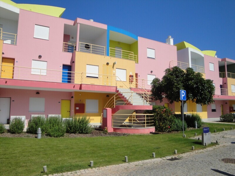 Apartamento T1 Orada Albufeira - condomínio privado, jardim, 1º andar, cozinha equipada, piscina, lugar de garagem