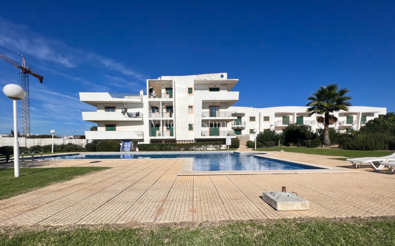 Apartamento T2 bem localizado Albufeira - terraço, jardim, mobilado, cozinha equipada, piscina, condomínio privado