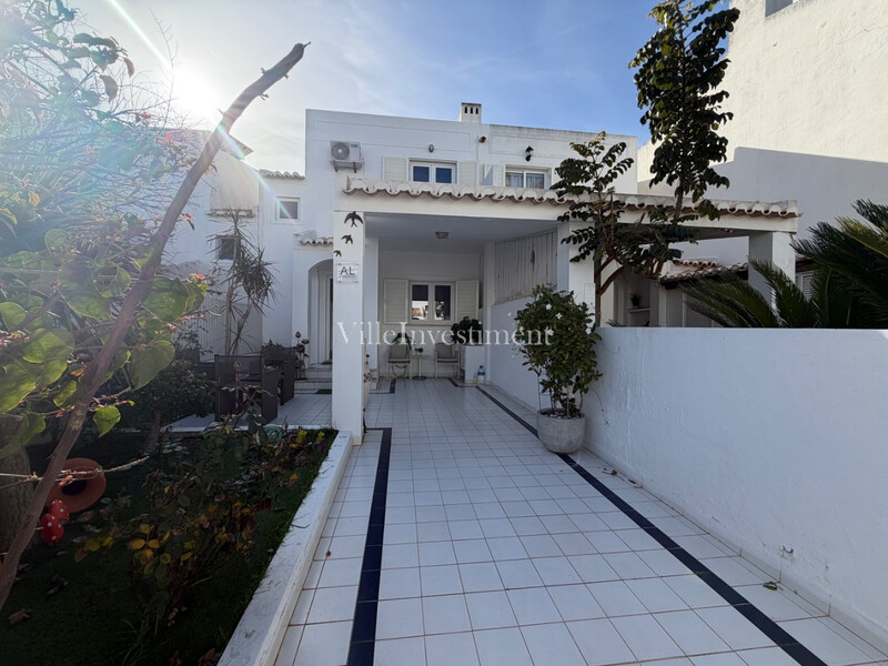 House Semidetached in good condition 2 bedrooms Montechoro Albufeira - balconies, double glazing, barbecue, quiet area, solar panels, fireplace, automatic irrigation system, backyard, swimming pool, alarm, air conditioning