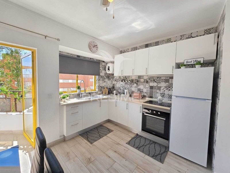 Apartamento Renovado T2 Portimão - piscina, parque infantil, varanda, condomínio privado, equipado