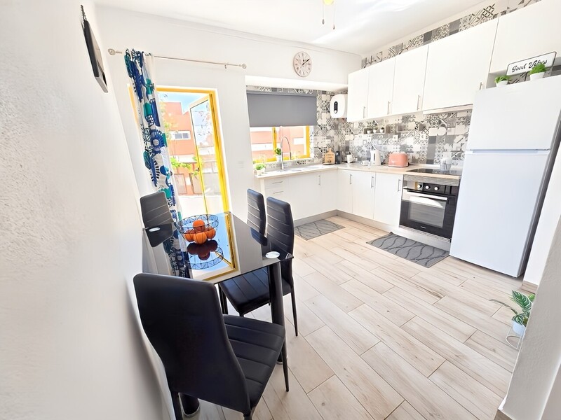 Apartamento Renovado Portimão - piscina, parque infantil, condomínio privado, varanda, equipado