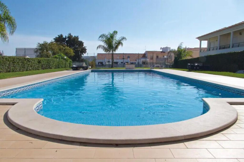 Apartamento T2 Albufeira - zona calma, garagem, piscina, cozinha equipada, ar condicionado