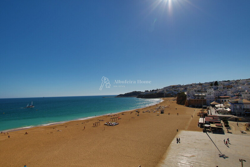 апартаменты T2 с видом на море Albufeira - подсобное помещение, система кондиционирования, спокойная зона, терраса, экипированная кухня, вид на море, гараж, бассейн