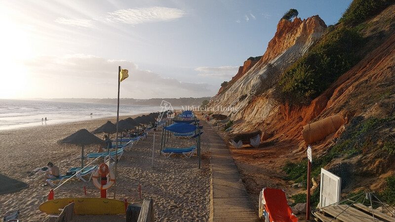 Apartamento T1 bem localizado Olhos de Água Albufeira - garagem, ar condicionado, condomínio fechado, arrecadação, piscina, zona calma, cozinha equipada, terraço