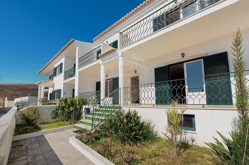 Moradia V5 no centro São Gonçalo de Lagos - portão automático, varandas, piscina, vista mar, lareira, garagem, jardim