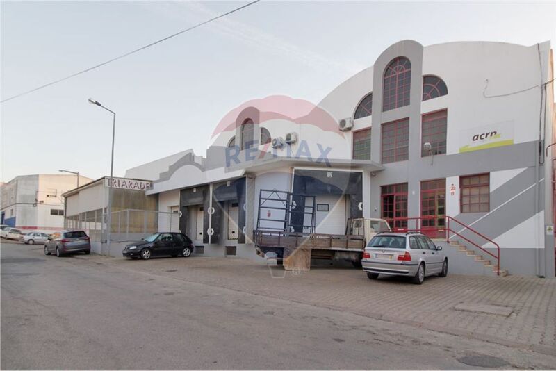 Armazém Industrial com 526m2 Lagoa (Algarve) para vender - wc, arrumos