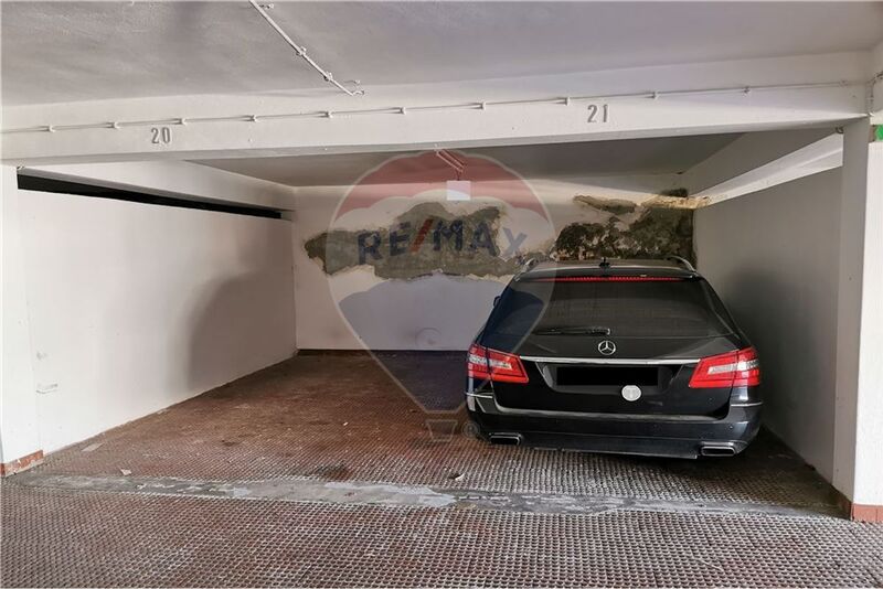 Venda Garagem em zona central Olhos de Água Albufeira