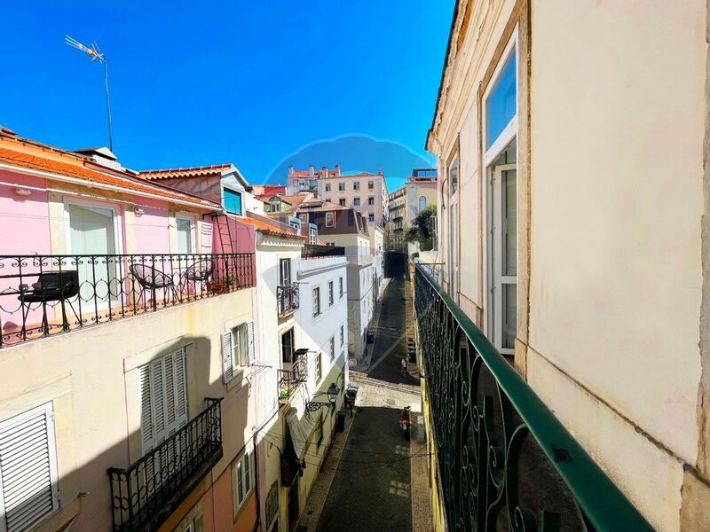 Venda de Apartamento T3 Remodelado Misericórdia Lisboa - vidros duplos, 2º andar, varanda, jardins