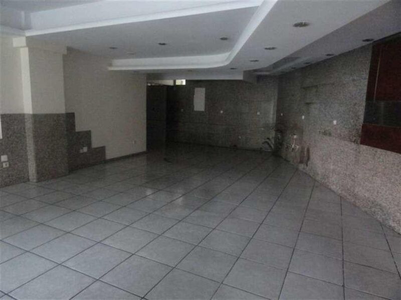 Loja em zona central Guimarães - wc, espaço amplo, cozinha