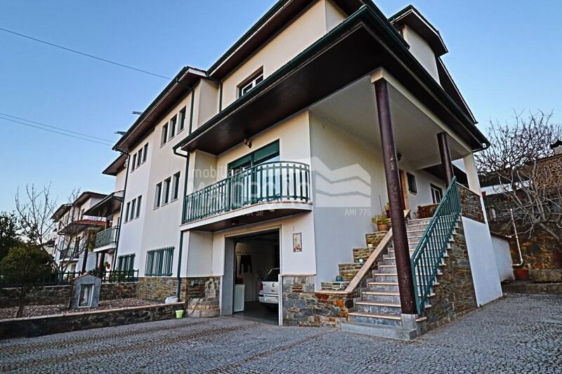 House V4 Bragança - balcony, garage, plenty of natural light, barbecue, garden, central heating