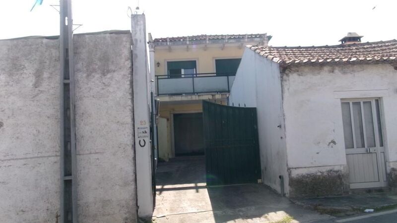 House V4 Carapinheira Montemor-o-Velho - garage, balcony, barbecue