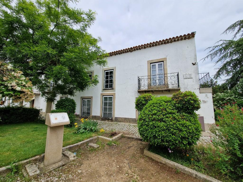 Prédio Urbano zona histórica Almeida - bons acessos, logradouro