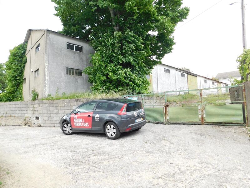 Armazém em zona residencial Moimenta da Serra Gouveia para vender - bons acessos