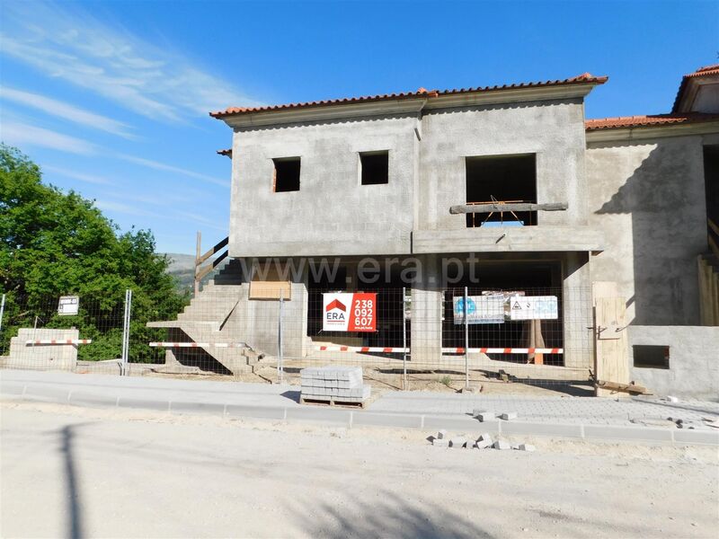 Plot with 285sqm Santiago Seia - easy access