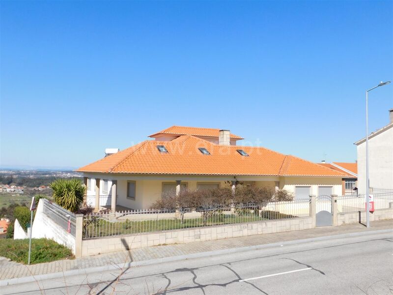 À venda Moradia em excelente estado V4 Seia - painel solar, ar condicionado, aquecimento central, sótão, portão automático, jardins, garagem, painéis solares