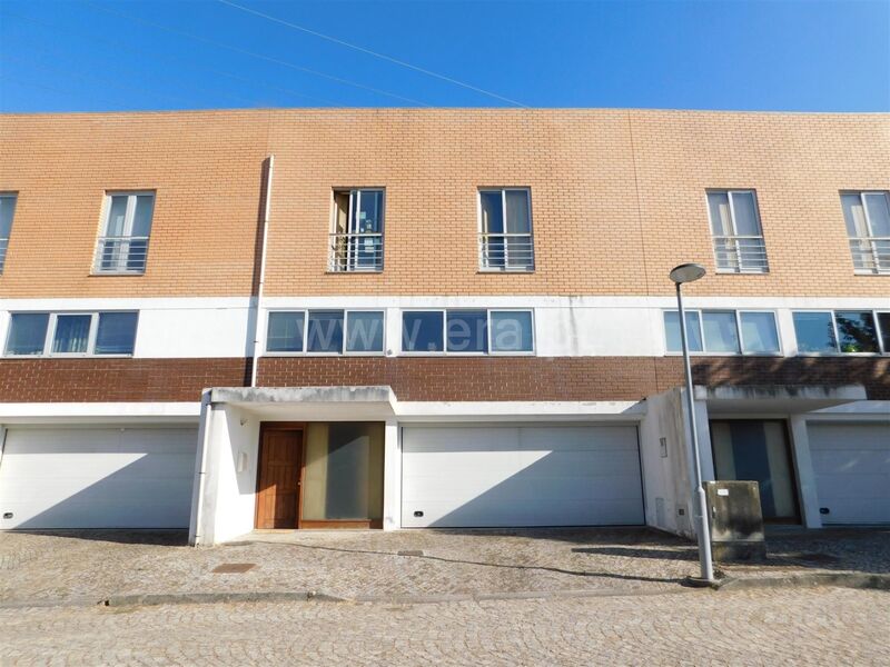 À venda Moradia V4 Seia - ar condicionado, terraço, jardins, garagem, portão automático, marquise