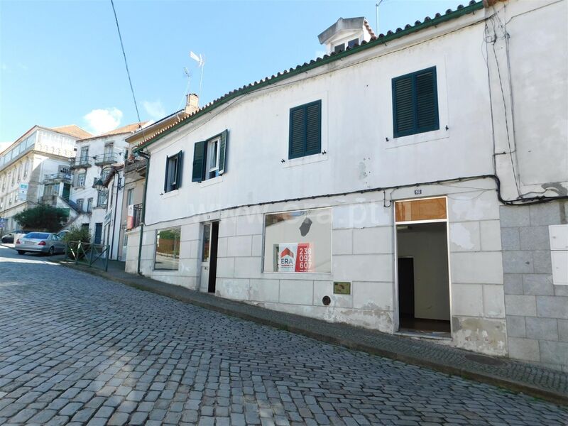 Venda de Moradia V2 Geminada no centro Gouveia - jardins, terraço
