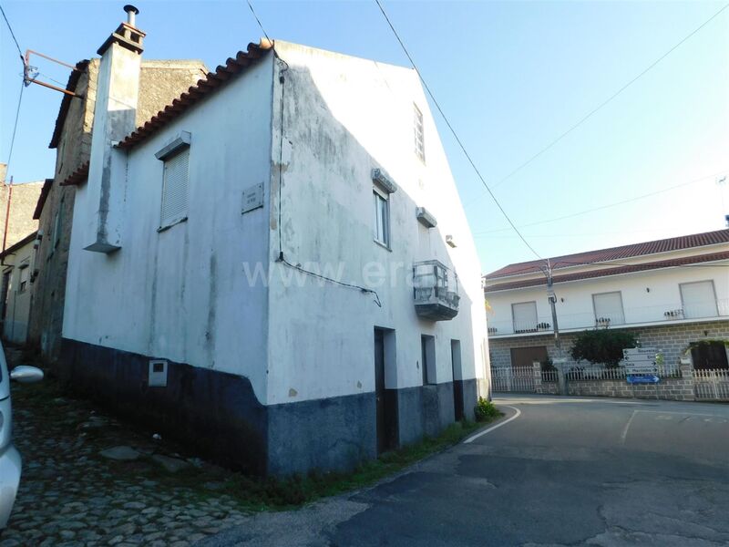 Moradia Antiga no centro V2 à venda Seia - jardins, sótão