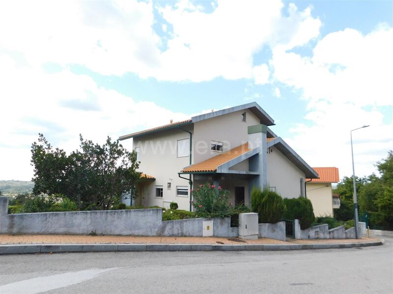 Venda Moradia V5 Seia - excelente localização, portão automático, aquecimento central, lareira, sótão, jardins, garagem