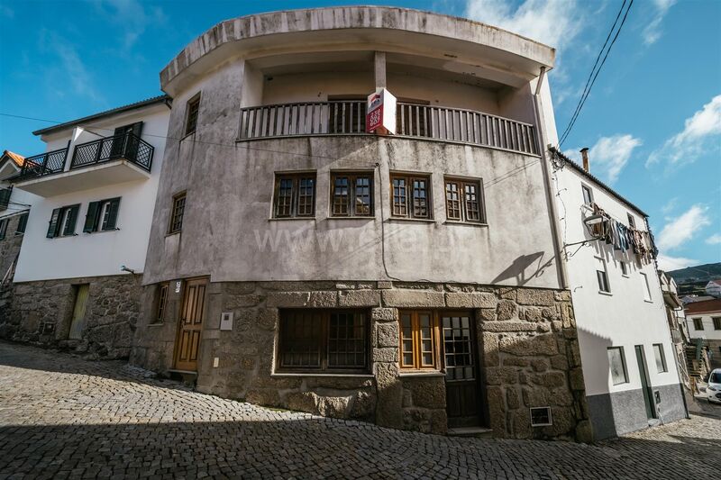 Casa V4 Sabugueiro Seia - lareira, aquecimento central