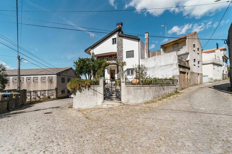 Moradia V4 em excelente estado São Paio Gouveia - aquecimento central, chão flutuante, portão automático, sótão, garagem, lareira, varanda, caldeira, jardim