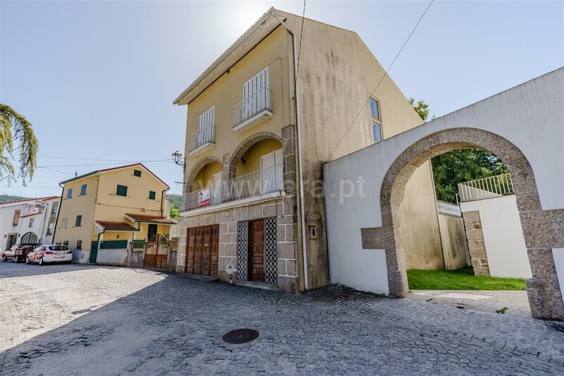 Moradia V3 Sandomil Seia - garagem, terraço, sótão, aquecimento central, lareira, jardins