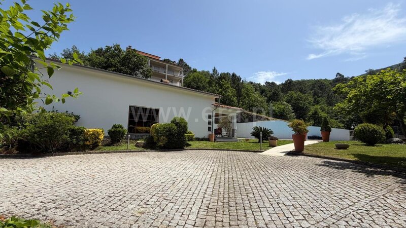 Casa V3 en excelente estado Seia - calefacción central, ático, jardines, piscina