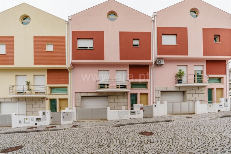 Maison V4 Moderne au centre Seia - garage, jardins, portail automatique, chauffage central, alarme, équipé