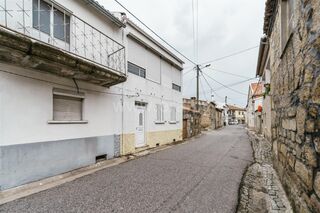 -611480172_moradia-geminada-t3-covilha-peraboa_14_1_1480172_18191158_2_1_pwPCyRgwa19BF0CbFb6dRLC5uulSpedLpByTv60Dbs7EB8h4ZPpqcw_.jpg