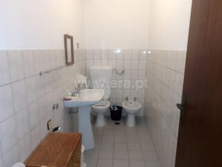 -611446752_moradia-geminada-t6-fundao-alpedrinha_14_1_1446752_17741800_2_1__2feZIFcdF2avuGH4d0hfH_2bEI69YLDA2XSyrSfChhVE0TEB8h4ZPpqcw_.jpg