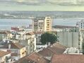 Para venda Apartamento T3 Remodelado Alto do Seixalinho Barreiro - cozinha equipada, vista rio