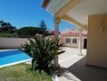Alugar Moradia V6 Cascais - lareira, cozinha equipada, terraço, garagem, piscina, jardim, bbq