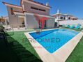 Moradia V4 Renovada em urbanização Setúbal à venda - bbq, painéis solares, ar condicionado, piscina, alarme, lareira, terraço, vidros duplos, chão flutuante, cozinha equipada, jardim