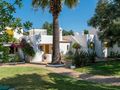 Moradia V2 Renovada em banda Quarteira Loulé para vender - ténis, piscina, jardins, cozinha equipada, sauna, lareira, painel solar, ar condicionado