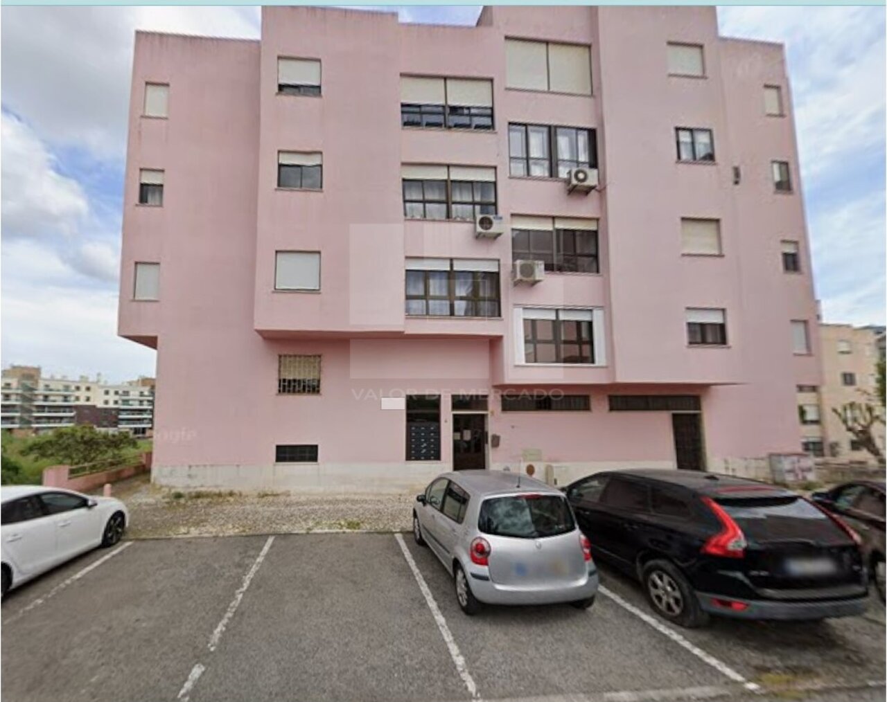 Apartamento T3 com uma área de 108.43m², situado em Sacavém
