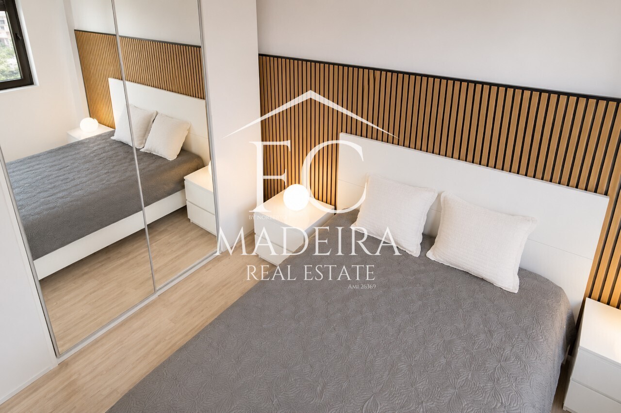 Moradia T3 Renovada com Jardim no Centro de Santa Cruz